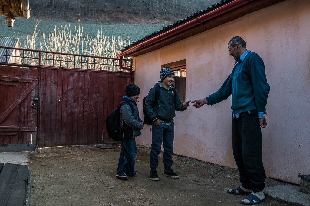 Boboc Sorin’s sons Sergiu and Oliver drop his mobile phone at his brother-in-law’s home to have it charged on their way to school. On their way back, they pick up the fully charged phone.